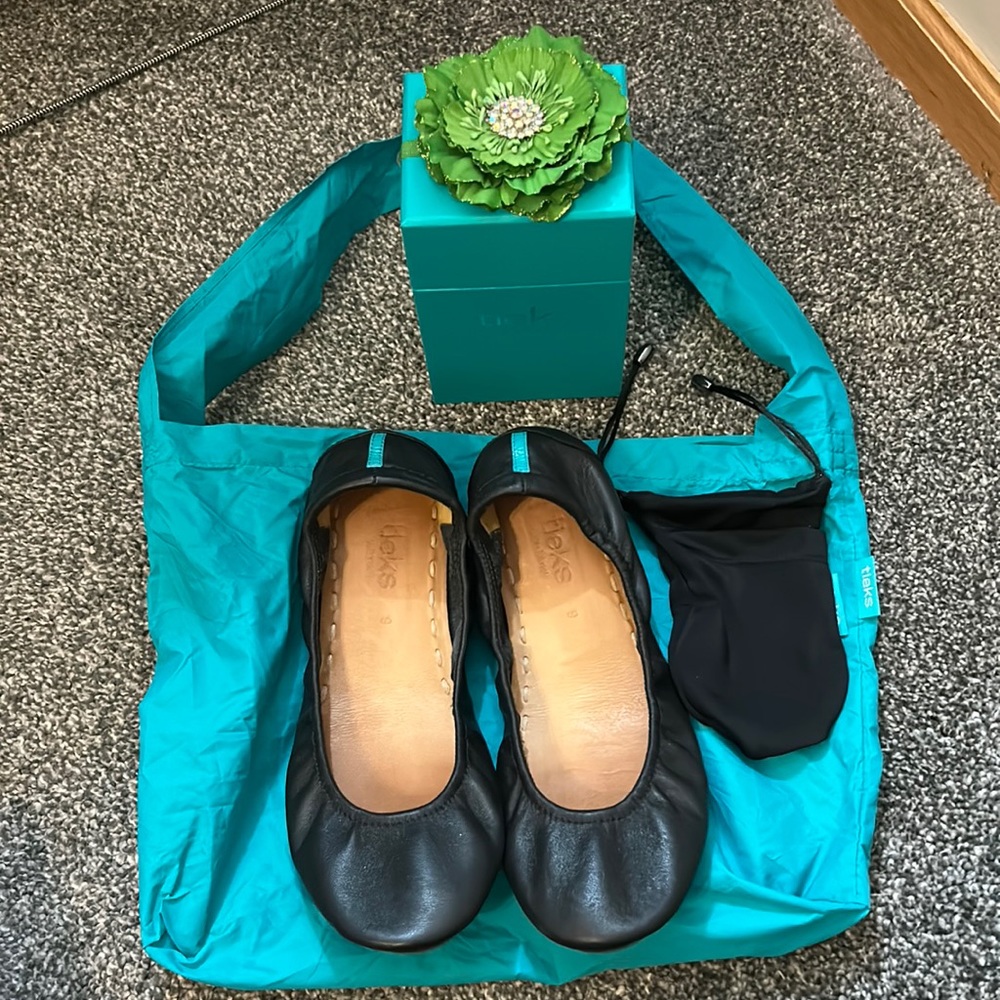 Tieks Womens matte black ballet flats 9. Only worn a few times.